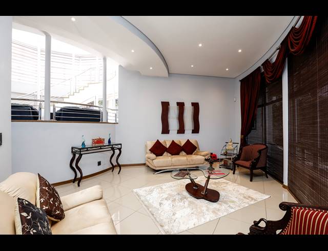 5 BEDROOM HOUSE FOR SALE IN UMHLANGA CENTRAL